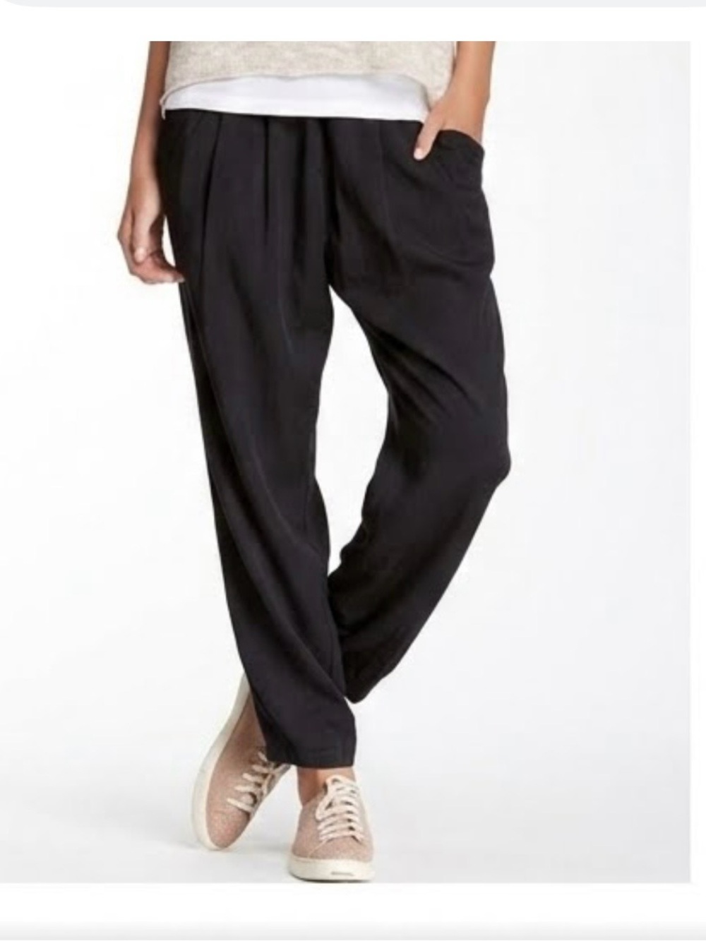Eileen Fisher Black Relaxed Pleated Joggers. Size S
